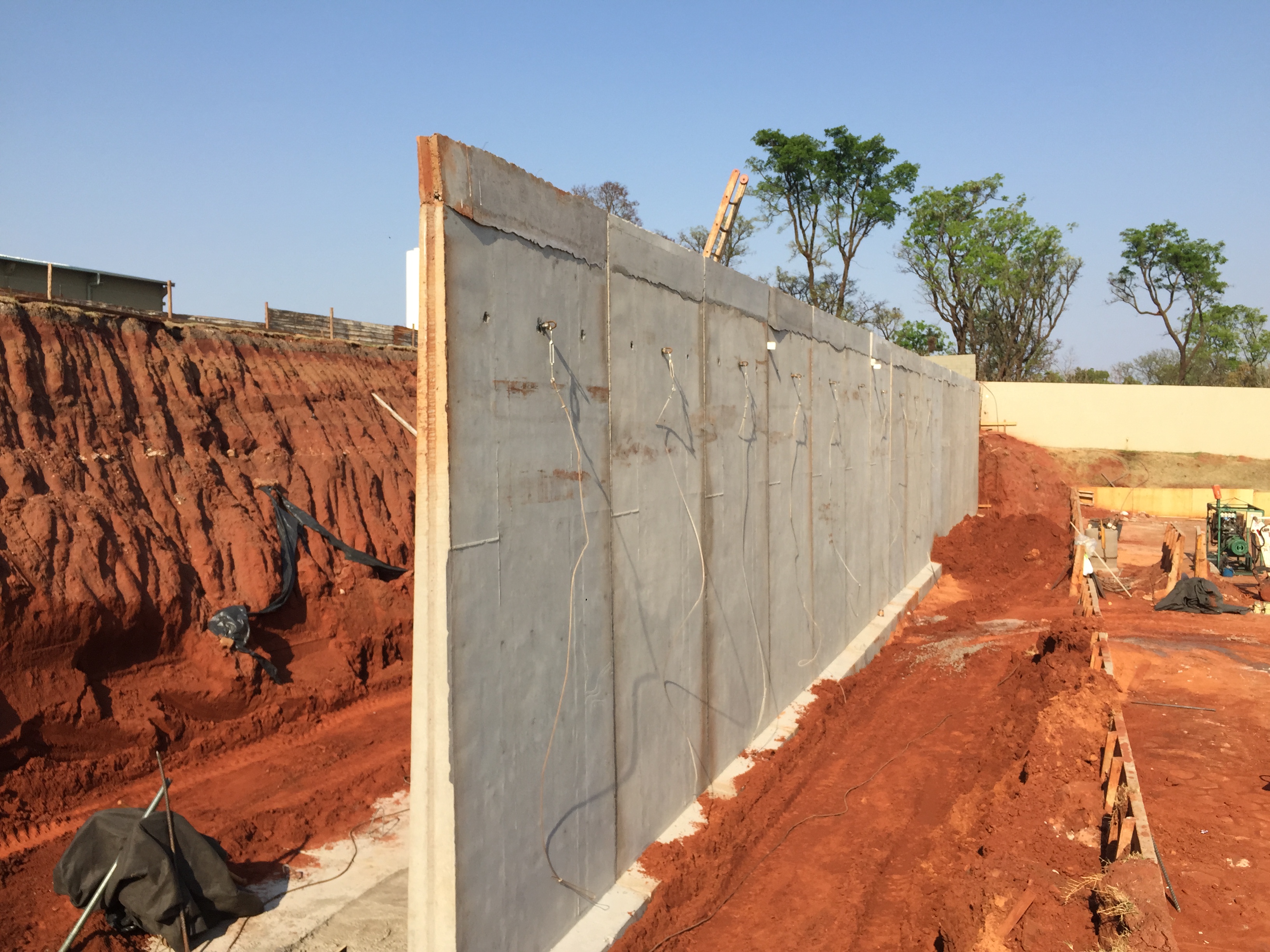 Como reforçar um muro de arrimo  Paredes de concreto, Construir um muro,  Muro de contenção
